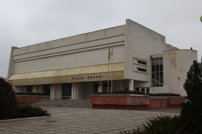 У черкаський Палац молоді можна приносити теплі речі для військових у госпіталях