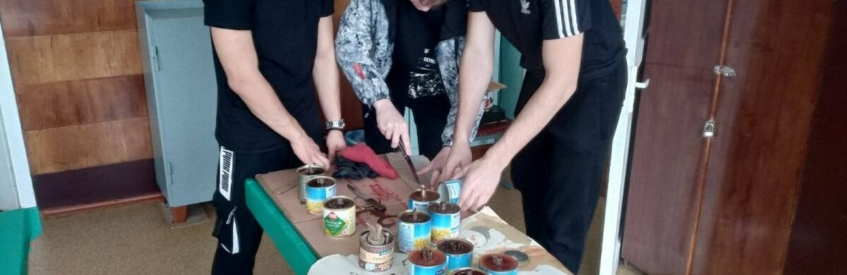 У черкаській школі виготовляють окопні свічки: потрібні матеріали