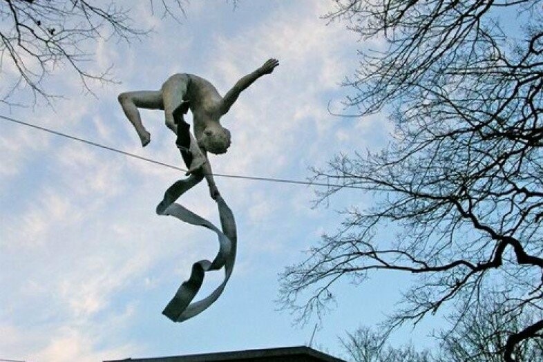 памятник парящие. памятник парящие. ясенево бурганов скульптура. балансирующие скульптуры ежи кендзера. памятник парящие.