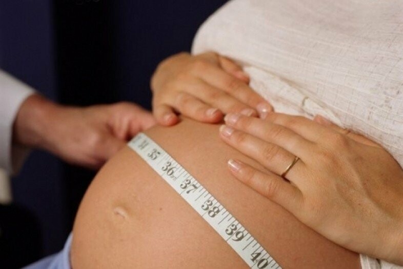 Измерение окружности живота и высоты стояния. Девушка с сантиметром. Измерение окружности живота при беременности. Талия с сантиметром. Стройная фигура.