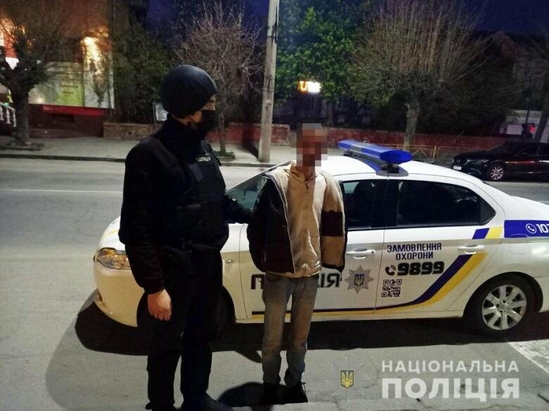 В Умані затримали крадія на гарячому. Заліз через дах