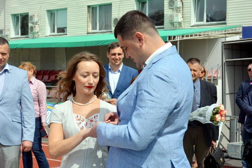 Черкащани Андрій Більда та Марина Волошенко одружилися на б..., фото-1 Черкащани Андрій Більда та Марина Волошенко одружилися на біговій доріжці стадіону (ФОТО), фото-1