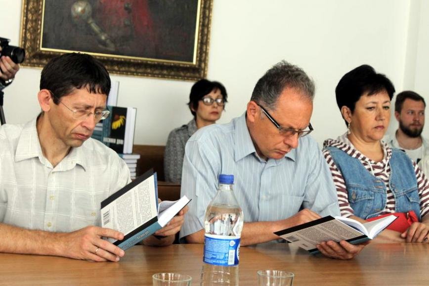 У ЧНУ презентували книжку про Голодомор (ФОТО), фото-2 У ЧНУ презентували книжку про Голодомор (ФОТО), фото-2