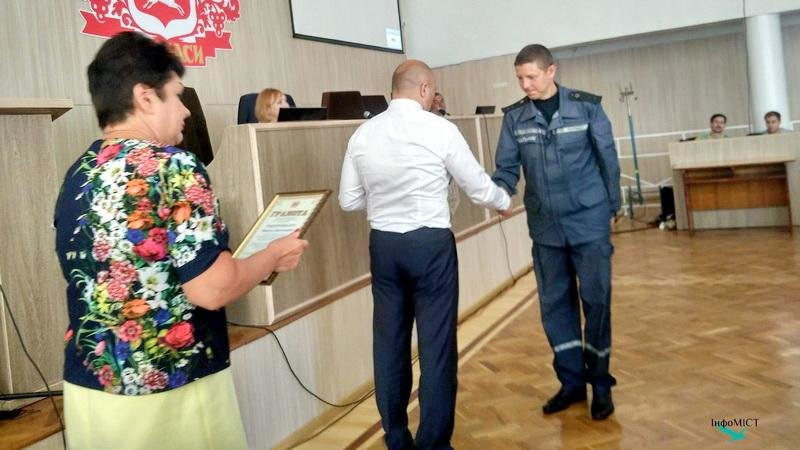 За порятунок трьох дітей у Черкасах рятувальники отримали в..., фото-1 За порятунок трьох дітей у Черкасах рятувальники отримали від мера годинники, фото-1
