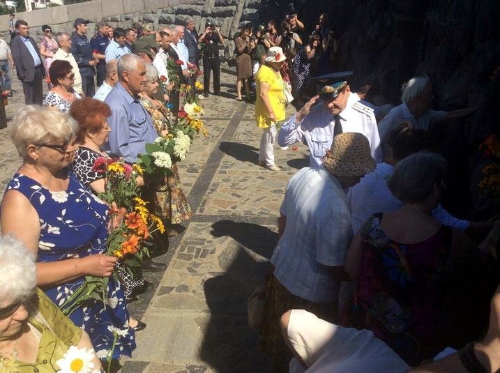 У Черкасах покладанням квітів ушанували жертв війни (ФОТО), фото-1 У Черкасах покладанням квітів ушанували жертв війни (ФОТО), фото-1