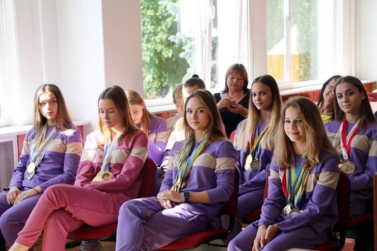 Черкаські танцівники з «Вікторії» отримали від мерії грамот..., фото-1 Черкаські танцівники з «Вікторії» отримали від мерії грамоти й подяки (ФОТО), фото-1