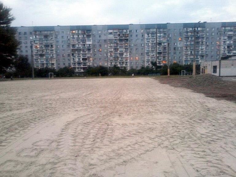 На подвір’ї 34 школи завершуються роботи з реконструкції фу..., фото-2 На подвір’ї 34 школи завершуються роботи з реконструкції футбольного поля (ФОТО), фото-2
