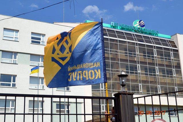 У "Черкасиобленерго" з’ясовують, хто викрав з воріт підприє..., фото-1 У "Черкасиобленерго" з’ясовують, хто викрав з воріт підприємства прапори Національного корпусу (ФОТО), фото-1