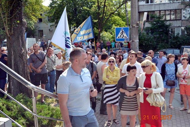 У "Черкасиобленерго" з’ясовують, хто викрав з воріт підприє..., фото-2 У "Черкасиобленерго" з’ясовують, хто викрав з воріт підприємства прапори Національного корпусу (ФОТО), фото-2