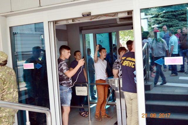 У "Черкасиобленерго" з’ясовують, хто викрав з воріт підприє..., фото-3 У "Черкасиобленерго" з’ясовують, хто викрав з воріт підприємства прапори Національного корпусу (ФОТО), фото-3