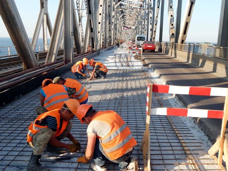 На дамбі через Дніпро будівельники розпочали встановлювати..., фото-1 На дамбі через Дніпро будівельники розпочали встановлювати нове бар’єрне огородження (ФОТО), фото-1