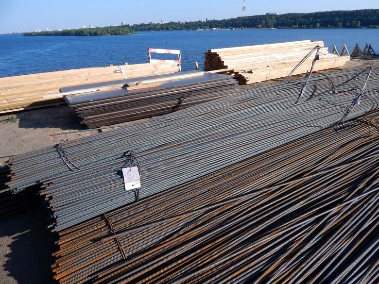 На дамбі через Дніпро будівельники розпочали встановлювати..., фото-2 На дамбі через Дніпро будівельники розпочали встановлювати нове бар’єрне огородження (ФОТО), фото-2
