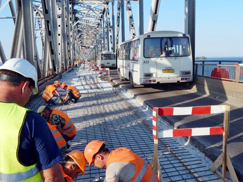 На дамбі через Дніпро будівельники розпочали встановлювати..., фото-3 На дамбі через Дніпро будівельники розпочали встановлювати нове бар’єрне огородження (ФОТО), фото-3
