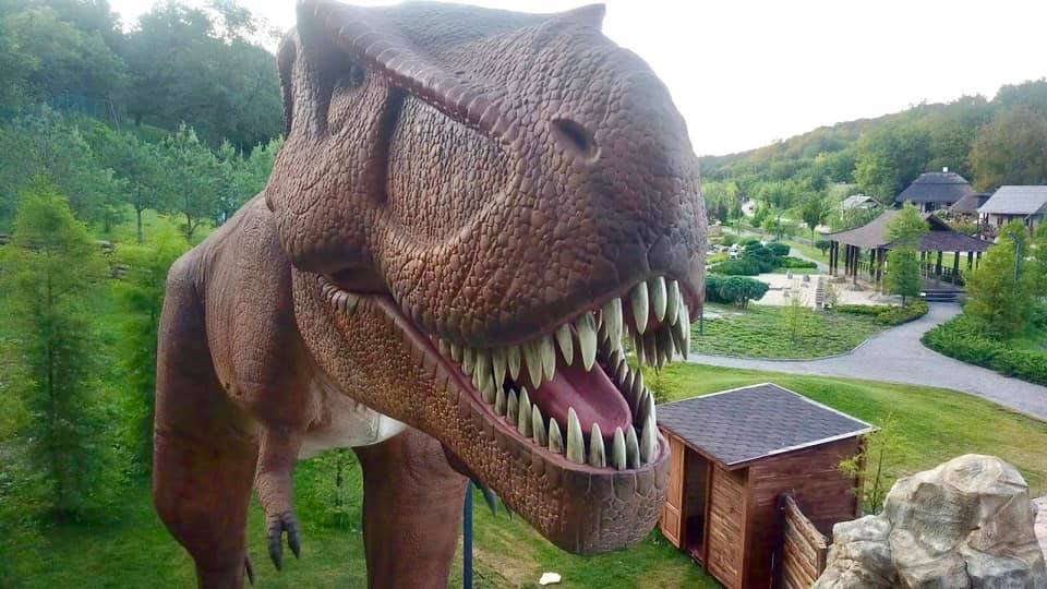 Найбільший в країні парк динозаврів відкрили в Умані