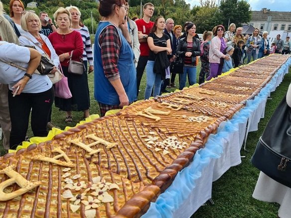 Спекли найбільший яблучний пиріг у Черкасах