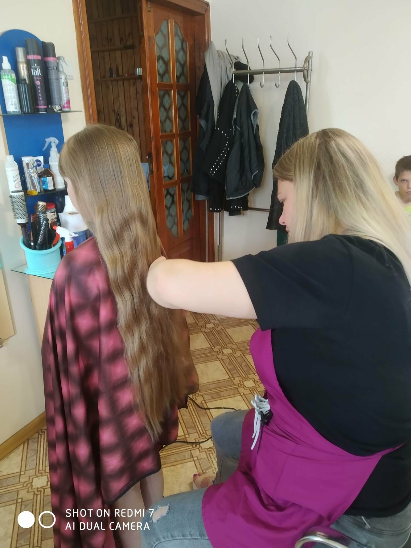 Крок до перемоги: 10-річна дівчинка з Тальнівщини відрізала косу, аби допомогти ЗСУ