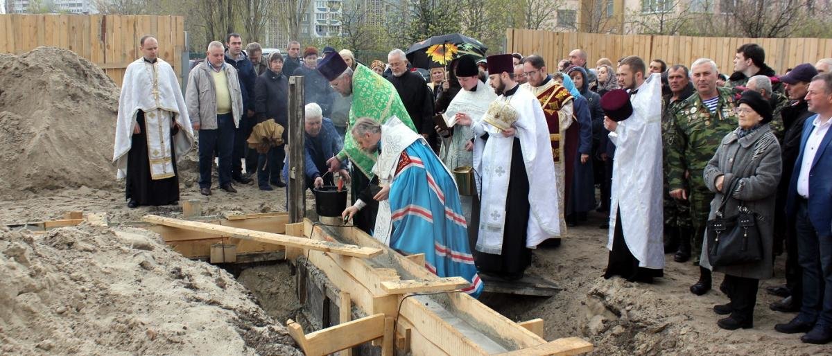 У Черкасах започатковано будівництво храму на честь преподобного Ам... У Черкасах започатковано будівництво храму на честь преподобного Амфілохія Почаївського (ФОТО)