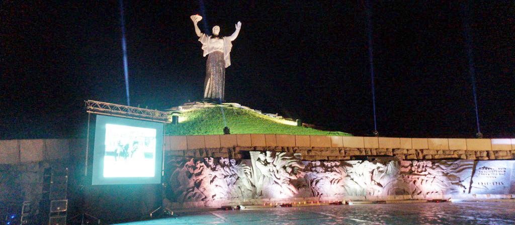 Черкащани разом зустріли першу хвилину миру Черкащани разом зустріли першу хвилину миру, Владимир Безуглый