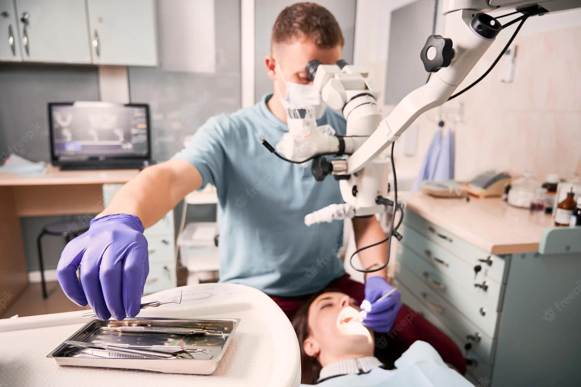 Чому варто лікувати зуби під мікроскопом
