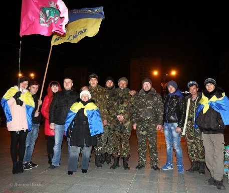 Пізно вночі 73 бійців з Черкас зустріли містяни на Соборній площі (фото) - фото 5