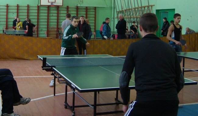 Більше півсотні юнаків та дівчат вели боротьбу в чемпіонаті Черкас з настільного тенісу (фото) - фото 1