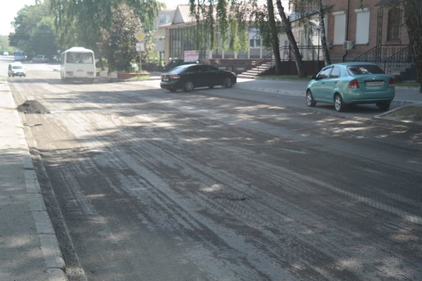 В центрі Черкас почали ремонтувати дорогу (ФОТО) (фото) - фото 2